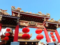 　関帝廟通りをさらに歩いていくと、三国志の将軍、関羽が商売繁盛の神様となって祀られている関帝廟がありました。関羽が商売に欠かせないそろばんを発明したからだそうです。