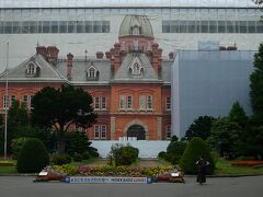 札幌、旧道庁舎　赤レンガはまだ囲われていました