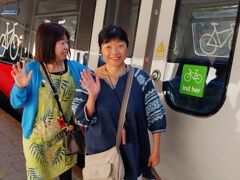 Fさん、電車の扉開閉ボタンを押してくれてたのね！！
ごめんなさい、私だけカメラ目線で

ここで注目！Fさんのコーディネート☆彡
これよ！着る服がないって前日タリンで購入したのは！
ブルーのカーディガンともマッチしていて、よく似合ってるでしょう(*^^*)