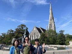 手前にゲフィオンの噴水、奥には聖アルバニ教会

教会の尖塔が美しく、公園の緑、空の青に映えてて素敵♪
