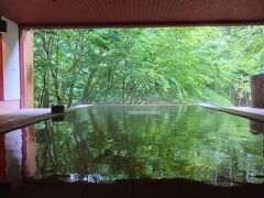 朝起きたら、真っ先に温泉へ。

立ち湯の「雪月花」。