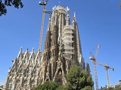 『サグラダ・ファミリア』
スペインが誇る天才建築家アントニ・ガウディが残した未完成作品
ガイドさんがフォトスポットへ案内してくれました。