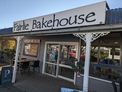 テカポから車で30分ほどでフェアリーの街に到着。
少し休憩することに。
Google Mapで見つけた、口コミ高評価のFairlie Bakehouseに行きました。