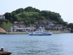 【2日目】5月26日（日）その3　快晴
鞆の浦から１時間で尾道に到着しました。

14:20　尾道海峡（尾道市）
海岸通りで尾道水道に出ると、ちょうど尾道渡船(兼吉渡し)の「にゅうしまなみ」が向島側に向かっています。