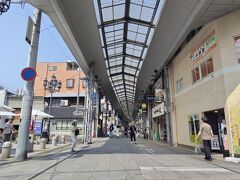 尾道本通り商店街（尾道市土堂）
全長1.2kmもある商店街で、東から尾道通り、絵のまち通り、本町センター街、土堂中商店街、芙美子通りの 5 つの商店街が連なっています。天井の高いアーケードが開放的です。

東端にある尾道通りは、江戸時代には本陣があって、豪商の商店や家屋が軒を連ねた歴史ある通り。
ロープウエイ乗り場に近い商店街で、路面の石畳は厚さ10cmもあるそうです。