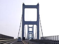 最後は一挙に3本の橋を総称して「来島海峡大橋」（愛媛県今治市大島～今治市）
大島から今治（糸山）まで、約4kmの長～い1本の橋のように見えますが、実際は3本が連なった吊り橋です。

大島から武志島（むしじま）までが「来島海峡第一大橋（960m）」。現在は無人島の武志島に、かつては村上水軍の砦が築かれていたそうです。