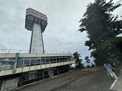 車を停めて、東尋坊タワーを目印に歩いてきましたが…
タワーは営業してない…？とっても寂れたました(^-^;

何処から降りるのかウロウロしてたら、お店のおばさまが
崖の方行くのはアッチよーと教えてくださいました！