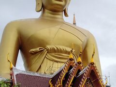 「ワットパクナム」の巨大大仏（高さ69ｍ）は、まるで「ジャイアントロボ」の様です。（ご存じの方は、少ないですかね？）
MRTブルーライン「バーンパイ駅」から徒歩10分程度でした。

2019年に訪れた当時は、この大仏は建設中でしたし、「バーンパイ駅」もなくて、シーロムラインの「ウッターカート駅」からバイクタクシーで訪れていました。
