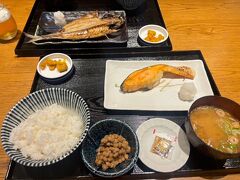 今回は、目的地出発前に羽田で前泊します！！
お仕事は午後半休で東京駅待ち合わせ♪

いつもは旅行の帰りに立ち寄る”諸国ひものと”さんでランチ♪
私は銀鮭定食1,100円に納豆をトッピング(笑)ﾌﾌ