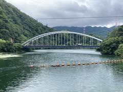 湖側に見えるのは相模湖大橋
かながわの橋100選にも選ばれている

昭和46年完成、長さ135mのアーチ橋

この橋の下にも、よく見るとエアレーションの泡が出ている