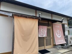 「お食事処大和」さん。名前を書いて待ちます。