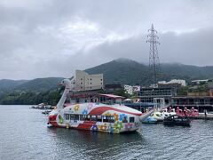 乗り場まで戻ってきた

ここから見える大きなビルはアトリエヨシノ本社
バレエ衣装を制作しており、この後行く相模湖交流センターでも衣装の展示をしていた