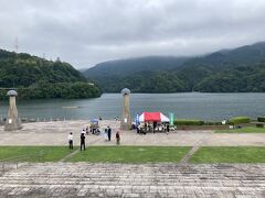 案内所は相模湖公園にあり、スタンプラリーの商品の交換もこちらで

遊覧船の第1便が10:30ということで迷ったものの、
やはり外せないダム見学が10時に受付開始だったので、素直に早い方へ向かった

相模湖公園から歩くこと約10分