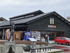 着いた着いた。
魚の駅生地。
とれたて館とできたて館の2本立てす。
とれたて館は物産店で、富山湾で獲れたぴちぴちのお魚がどどーんと売られていて圧巻。
ほたるいかもあったけど、下処理をしないとそのままでは食べられないそうで、ホテル泊の身では購入できず。

ああ、思う存分ほたるいかが食べたい！