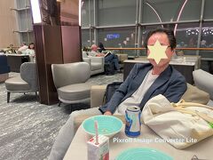 このラウンジは広くて居心地が良い。