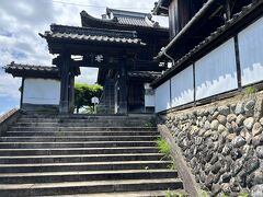 踏切を渡ったところから入るのは初めてだ。
