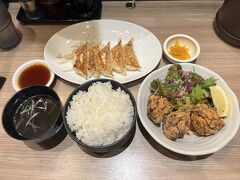 最終日、静岡らしいものたべてないな、ということで餃子を。
うーむ、何も言うまい。
静岡にに限らず、駅ビルで喰うのはギャンブルだ。　　