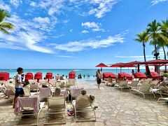 【 Edge Infinity Pool @SHERATON WAIKIKI 】

こちらはお隣の【シェラトンワイキキ】のインフィニティプール。16歳以上専用で，ロイヤルハワイアン宿泊者は利用できないそうです。