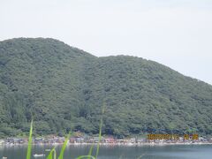 よーく見ると水際ぎりぎりに家が並んでいる！この風景は、絶景本で見たことがある（ちょっと違っていたよう）。後で近くに行けたら行きたい