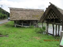 山頂からの景色を満喫して移動。湾沿いに並ぶ家を見たくて、到着したのはここ。なんか違う・・。
昔の様子を再現している船の発着場でした。