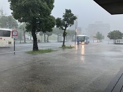 出島にやってきたのですが、出島電停で降りて出島の入口に向かおうとしたところで、ポツポツとしか降っていなかった雨が突然の豪雨に……。こりゃたまらん、近くの公衆トイレで雨宿り