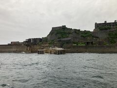 前回（2017年10月）の軍艦島クルーズでは途中高島に寄り道したけれど、今回は端島（軍艦島）に直行。約45分の船旅で世界遺産の舞台に到着。雨もほぼ止んだので2階へ