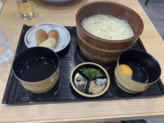 対馬行き14時30分発。まずは空港で腹ごしらえ。麵どころ「つばき・牡丹」で五島うどんをいただきました。このお店、1階で営業していた中華レストラン『牡丹』と五島うどん『つばき』を2階に移転し、リニューアルオープンしたんだとか。で、食事中、航空会社から「視界不良により長崎空港に引き返すこともあり」との条件付き運航の連絡が