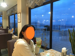 夕食はホテルのレストラン「漁火」で。ホントは初日は朝食のみ、2日目は2食付きにしていたので、どこかに食べに行こうかと考えていたんですが……。ホテルの周りに食べるところがない。タクシーを使って厳原の街に繰り出す手もあるけど、ここはおとなしくレストランで食べましょう。連れもドリンク飲んでいい気分？