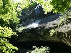 まずは鬼の岩屋に寄って行く

きょうも水が少ない
豪快に流れる水を見てみたいもんだ