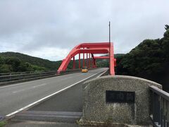 ホテルからしばらく走ると赤い橋が見えてくる。対馬の北と南をつなぐ、万関橋。万関橋駐車場に車を停めて、撮影タイム