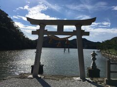 海神神社から30分ほど。対馬観光最後に寄ったのが和多都美神社（わたづみじんじゃ）。彦火火出見尊（ひこほほでみのみこと）と豊玉姫命（とよたまひめのみこと）を祭る海宮で、古くから竜宮伝説が残る古い社。潮の満ち引きで、満潮時には鳥居が海で隔てられることで有名です。干潮だったら、また違った光景が見られたんですが