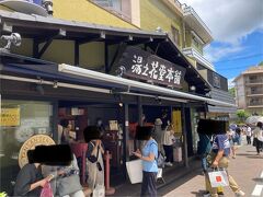 まずは、この前売り切れてた炭酸せんべいを食べに。