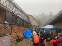 次のチェックポイントのオーレン小屋到着。
大人気のテント場で雨の降る中賑わってました。
