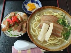 直ぐ近くのアールズカフェで昼食をとります。”沖縄そば”