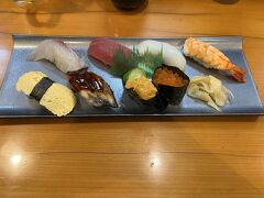 今夜の宿は新宮市のグランホテル。ビジネスホテルです。
勝浦周辺の温泉宿はさすがに割高か満室でした。
グランホテルはスタッフは親切で合理的なビジネスホテルでした。
ただ、禁煙室しか空いてなかった。4フロアのうち2フロアが喫煙可なんですね。

夕食は街へ。
すっと入れた「あづま寿司」へ。