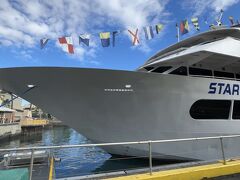 ホテルに到着したら大急ぎで着替えて、今度は夕日を見ながらクルーズ船でディナー。
乗船するのはこちらのSTAR OF HONOLULUです。
３ツ星ですから、ドレスコードは無し。
カジュアルな雰囲気で、ディナーが楽しめますよ。
しかし夜の食事ですから、ドレスコードは無いと言っても流石にTシャツ＆ビーサンという訳にはいきません。
参考までに女性客の多くは、ワンピース（ムームー）姿でした。
このSTAR OF HONOLULUは、揺れを感じないような船（波にもよる）でしたが、階段の上り下りがありますので、その辺りを考えた靴を選びましょう。