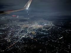 着陸間際に撮った写真

これがハノイ市内なのかどうかわかりませんが、空港が混雑しているとかで上空で待機させられて着陸は定刻より30分ほど遅れました

（着いてみた感じでは空港が混雑しているようには見えなかったけど^^;）

入国審査は事前にネットで情報を得ていた通り一番奥の列に並んだら、列が短く、おまけに隣の外交官用レーンも開放してくれたので早く済みました
