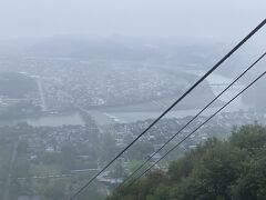 ロープウェイからの雨の日の風景。