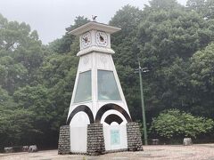 ロープウェイ山頂駅の広場に、からくり時計という建物が。
あと3分だったので見ていたが、音楽に合わせてガラスの中の鵜飼の人形が左右に揺れていただけだった。

これもからくり時計っていうの？
うーん…。
ちょっと微妙だったかな。