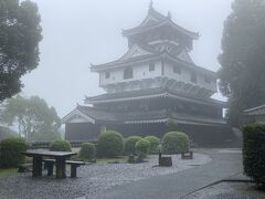 霧の中（雲の中？）の岩国城。
