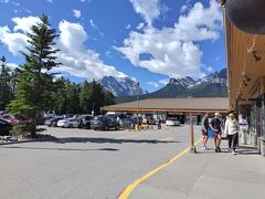 ここはレイクルイーズのビジターセンター、トイレ休憩です