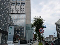 長野駅東口から徒歩5分程で見えてくる建物が本日宿泊するホテルの「シャトレーゼホテル長野」です。

東口を出たら駅沿いを左手に進み、しばらく歩くと「CHATERAISE HOTEL」と書かれた建物が見えます。