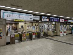 長野電鉄長野線の始発駅「長野駅」は地方都市では珍しい地下駅です。

長野では1960代頃から長野市内の交通量が増大し、市街地の連続立体交差化工事に伴い、1981年3月1日、長野駅を起点とした約2キロの区間が地方都市では珍しい地下方式となり、現在、長野市の地下を長野電鉄の電車が走っています。