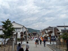 仁王門をくぐり、善光寺の仲見世を徒歩350mほど歩くと善光寺本堂に到着します。
