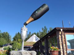 オカナガン地方にワイナリーにやってきました。ここではワインの試飲が出来、その後夕食です
サマーヒルピラミッドというワイナリーです
試飲したワインはスパークリング、白。赤、アイスワイン、いずれも飲みやすかったです。