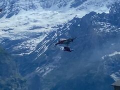 フィルスト グライダー。イヌワシの下に４人吊されています。シュレックフェルトからフィルストまでの約800メートルはゆっくりとのぼり、フィルストからは一気に滑空してきます。怖いけど眺めは最高だろうな。