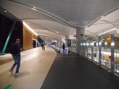 食後は直ぐに寝て、到着前に朝食で起こされて、イスタンブール空港に到着。今回は、ターミナルDだったのでそれほど遠くではないが、それでもたっぷり１０分は歩く。朝５時前なので、２４時間空港でも流石に閑散としてくる。