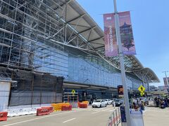 サンフランシスコ国際空港
日曜日という事もあり、ここから直接オラクルパークスタジアムに野球観戦に行く予定ですが、球場ではリュック含めて荷物を持ち込め無いようなので、空港にあるTravel Agencyという有人の荷物預かり所でスーツケースやカバン類全てを預けました。
スーツケースが25$、リュックカバンが20$でした。
尚、アメリカは安全上の理由からコインロッカーはどこにも無いようです。