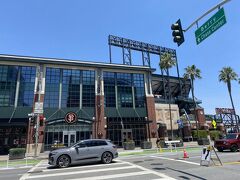 Uberでオラクルパークスタジアム前まで来ました。
既に試合は開始しているので、周辺に人はいません・・・