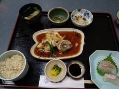鯛めし定食。
お造りと煮付けをチョイス。

鯛を堪能できて満足！
